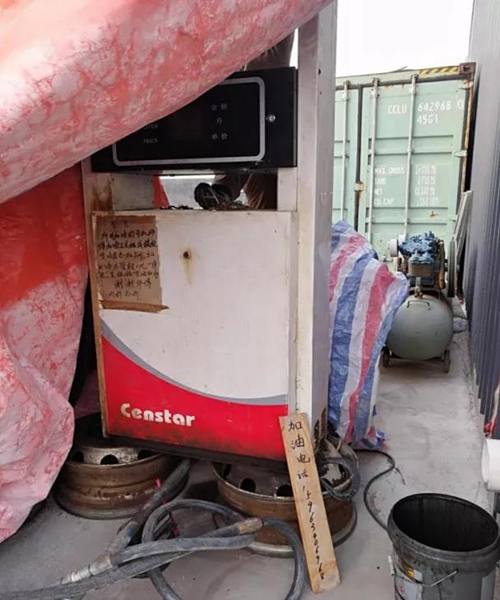 2018年11月1日，中央第三生態(tài)環(huán)境保護(hù)督察組進(jìn)駐山東省開展&ldquo;回頭看&rdquo;。通過對相關(guān)部門走訪問詢，并抽查有關(guān)企業(yè)，發(fā)現(xiàn)山東省物流運(yùn)輸企業(yè)違規(guī)使用普通柴油或其他高硫分燃油問題依然十分突出，柴油貨車尾氣污染嚴(yán)重。  一、基本情況  《大氣污染防治法》明確，禁止向汽車和摩托車銷售普通柴油以及其他非機(jī)動車用燃料。第一輪中央環(huán)保督察反饋指出，山東省以普通柴油替代車用柴油的情況較多，濱州等地市大量物流運(yùn)輸企業(yè)違規(guī)使用普通柴油，尾氣污染問題突出。  為此，山東省整改方案要求，杜絕違規(guī)使用普通柴油的情況，并明確由原省工商局負(fù)責(zé)部署推進(jìn)相應(yīng)整改工作。原省工商局于2018年8月1日上報(bào)山東省環(huán)境保護(hù)督察反饋意見整改工作領(lǐng)導(dǎo)小組，聲稱該問題完成整改并銷號。  二、主要問題  督察發(fā)現(xiàn)，原山東省工商局作為整改責(zé)任主體沒有認(rèn)真履行整改職責(zé)，未就整改工作進(jìn)行部署推進(jìn)，整改任務(wù)目標(biāo)完全落空，全省物流運(yùn)輸企業(yè)違規(guī)使用普通柴油或高硫分燃油問題依然普遍存在。  （一）違規(guī)售油無人管。督察組抽查3個(gè)地市的4家煉化公司，發(fā)現(xiàn)這些煉化公司違規(guī)大量向物流運(yùn)輸企業(yè)銷售普通柴油或其他高硫分燃油，導(dǎo)致這些柴油大量替代車用柴油使用，污染嚴(yán)重。2018年，東營齊潤化工有限公司將3萬余噸硫含量近2000mg/kg的常壓柴油售給物流運(yùn)輸企業(yè)和加油站，墾利石化有限公司也將3萬余噸硫含量2000-3000mg/kg的燃油售給相關(guān)物流運(yùn)輸企業(yè)和加油站，硫含量最高超標(biāo)約300倍。2017年中央環(huán)保督察以來，山東匯豐石化集團(tuán)有限公司將近40萬噸普通柴油銷往多家物流運(yùn)輸企業(yè)，濰坊市昌邑石化有限公司將5萬余噸國Ⅳ和國Ⅴ的普通柴油售給物流運(yùn)輸企業(yè)。現(xiàn)場抽查發(fā)現(xiàn)，物流運(yùn)輸企業(yè)多數(shù)在自身停車場內(nèi)私自安裝加油裝置，將所購違規(guī)油品自用，昌邑市盛宏物流有限公司甚至違法轉(zhuǎn)售其他社會車輛。   圖1 昌邑市盛宏物流有限公司在停車場內(nèi)私設(shè)加油裝置  （二）督察整改做樣子。原省工商局作為督察整改的責(zé)任主體，接受任務(wù)時(shí)服從安排，實(shí)際整改時(shí)做做樣子。督察反饋明確指出問題主要是煉化公司違法向物流運(yùn)輸企業(yè)銷售普通柴油替代車用柴油使用，導(dǎo)致汽車尾氣污染。但原省工商局等部門整改時(shí)僅部署對加油站和成品油倉儲批發(fā)企業(yè)的檢查，沒有將煉化公司到物流運(yùn)輸企業(yè)的黑色鏈條作為查處對象。整改工作指東打西，真正問題沒有觸及。另外，整改方案明確的目標(biāo)是&ldquo;強(qiáng)化日常監(jiān)督管理，杜絕違規(guī)使用普通柴油&rdquo;；但原省工商局擅自在銷號材料中將目標(biāo)改為&ldquo;針對加油站開展專項(xiàng)整治行動&rdquo;，以此蒙混過關(guān)，虛假銷號。   圖2 原省工商局在銷號確認(rèn)表上弄虛作假  （三）執(zhí)法監(jiān)管走過場。2017年以來，山東省各市共打擊取締非法加油點(diǎn)近2000家，但僅對涉案物流運(yùn)輸企業(yè)進(jìn)行了處罰，未能以此為線索追根溯源，對源頭煉化公司違規(guī)售油問題進(jìn)行查處，煉化企業(yè)到物流運(yùn)輸企業(yè)的黑色鏈條始終未被斬?cái)唷? 一些煉化企業(yè)長期游離于監(jiān)管之外，缺乏對法律的敬畏。2018年8月，生態(tài)環(huán)境部調(diào)研發(fā)現(xiàn)中國化工集團(tuán)山東昌邑石化有限公司涉嫌違法生產(chǎn)銷售國Ⅳ普通柴油，但在進(jìn)一步調(diào)查時(shí)，企業(yè)拒絕配合，不提供相關(guān)臺賬，并臨時(shí)編造相關(guān)記錄。&ldquo;回頭看&rdquo;進(jìn)駐后，督察組再次現(xiàn)場檢查，要求企業(yè)提供儲運(yùn)臺賬，企業(yè)依然拒絕提供，并繼續(xù)編造謊言，提供虛假材料，性質(zhì)十分惡劣。  對此，濰坊市查處不嚴(yán)不實(shí)，甚至試圖蒙混過關(guān)。在督察組兩次督導(dǎo)后，查處工作依然走過場，在未調(diào)度企業(yè)生產(chǎn)記錄和儲運(yùn)臺賬等關(guān)鍵證據(jù)的情況下，即采信企業(yè)說法，甚至未調(diào)閱生產(chǎn)記錄就作出該企業(yè)2018年未生產(chǎn)銷售國Ⅳ普通柴油的結(jié)論。直到督察組再次督導(dǎo)、進(jìn)一步明確要求后才加大查處力度，發(fā)現(xiàn)該企業(yè)2018年實(shí)際以燃料油名義違規(guī)銷售國Ⅳ普通柴油4萬多噸。  三、原因分析  原山東省工商局不在整改落實(shí)中下功夫，反而在整改銷號上動腦筋，表面整改，虛假整改問題突出。  山東省有關(guān)地市不敢動真碰硬，對違法銷售不合格油品的黑色鏈條整治不力，未能對油品來源追根溯源，未對煉化企業(yè)的違法行為依法查處。